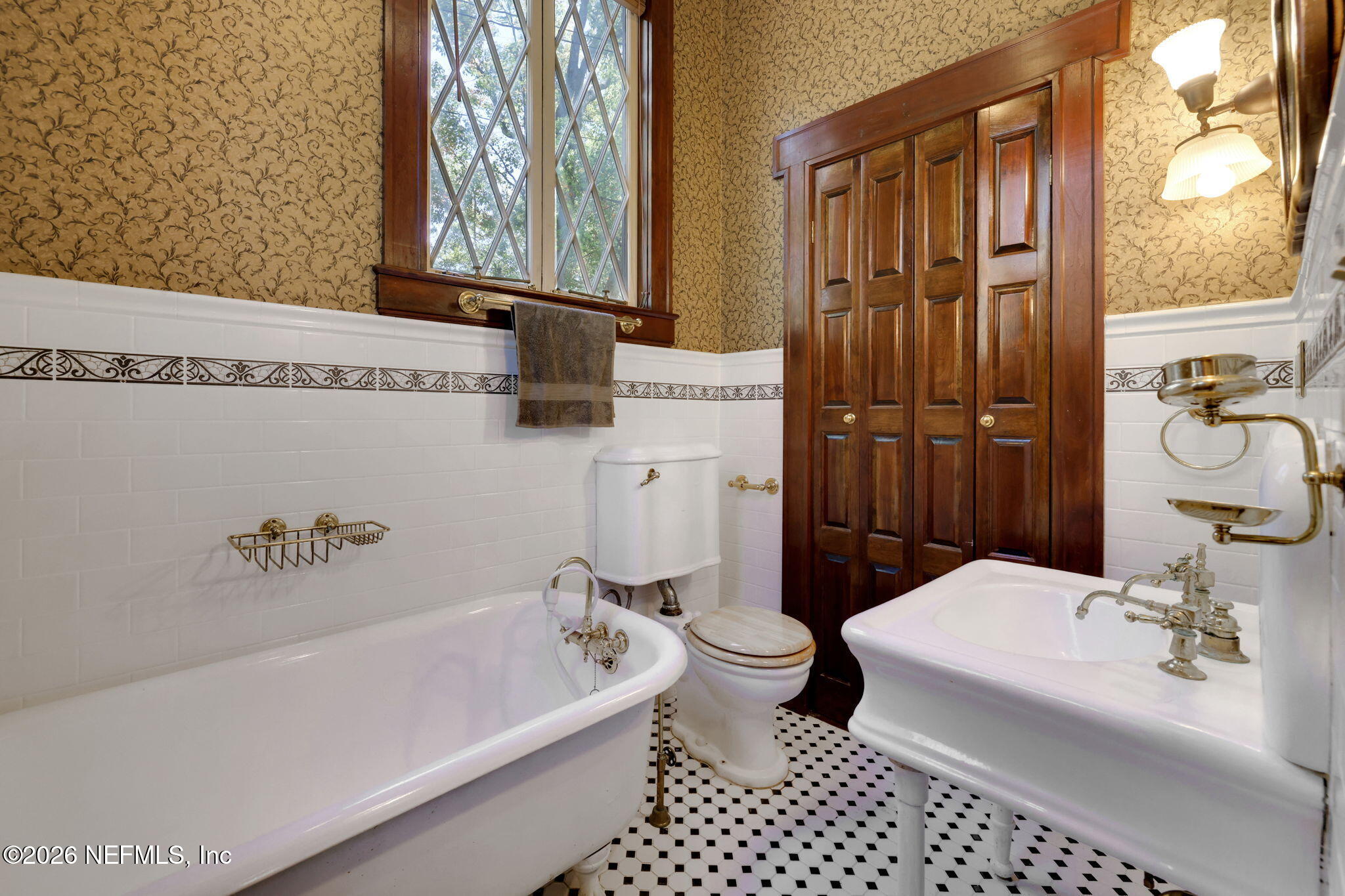 2160 Oak Street Jacksonville, FL 32204 - Photo 40 of 143 a bathroom with a sink a toilet and a bathtub