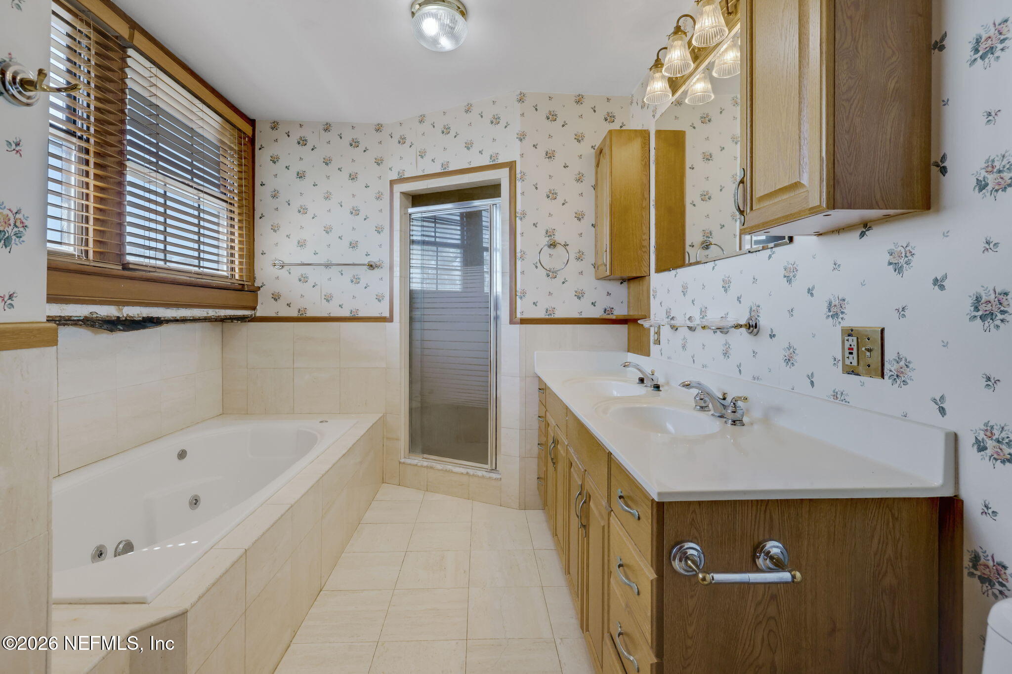 2160 Oak Street Jacksonville, FL 32204 - Photo 93 of 143 a bathroom with a bathtub sink and mirror