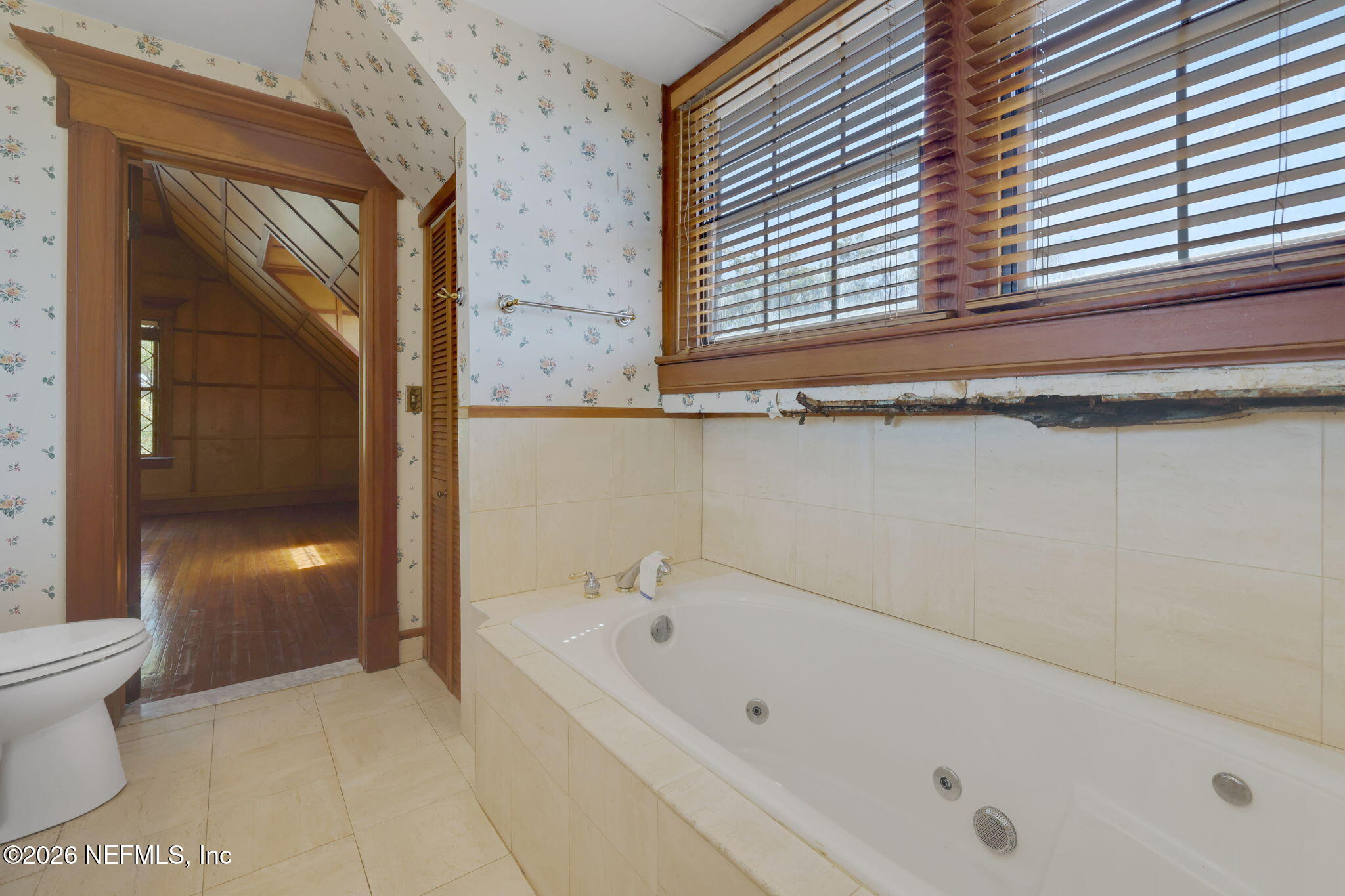 2160 Oak Street Jacksonville, FL 32204 - Photo 94 of 143 a bathroom with a bathtub and a shower