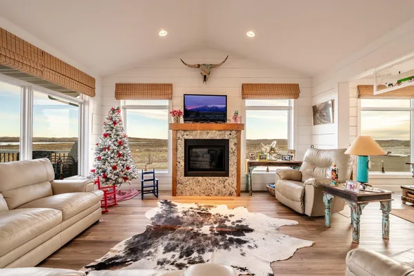 $1,400,000 | 105 Lake Desmet Road, Buffalo, WY 82834