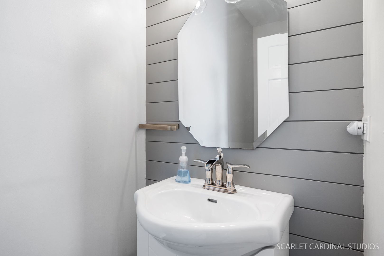12N619 Jackson Drive Elgin, IL 60124 - Photo 18 of 50 a bathroom with a sink and mirror