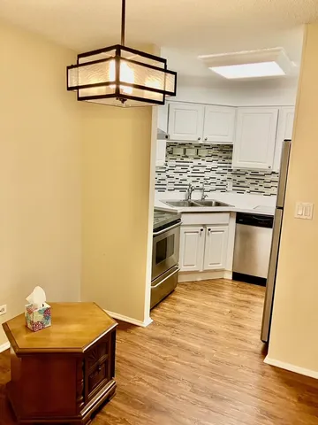 $158,900 | 9514 Lawrence Avenue, Unit 2204, Schiller Park, IL 60176