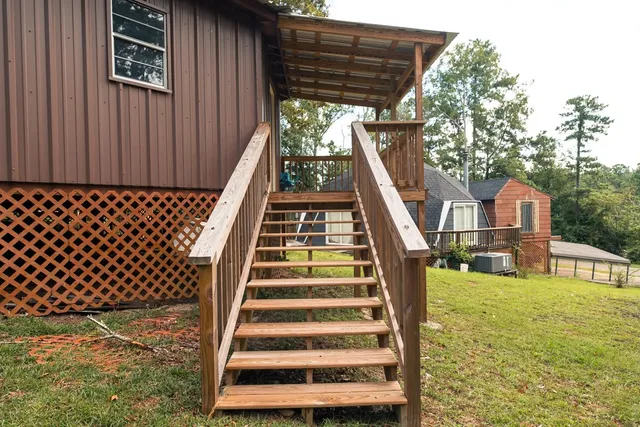 a view of a house with a yard
