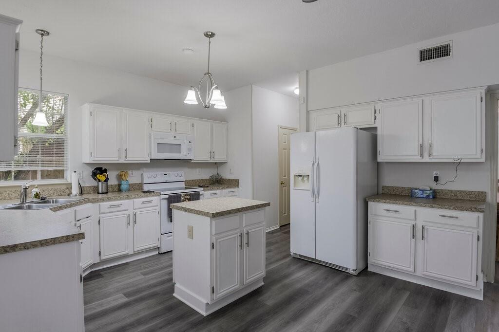 5428 Rolling Green Road Arlington, TX 76017 - Photo 14 of 29 Lots of storage and counter space, plus an island!