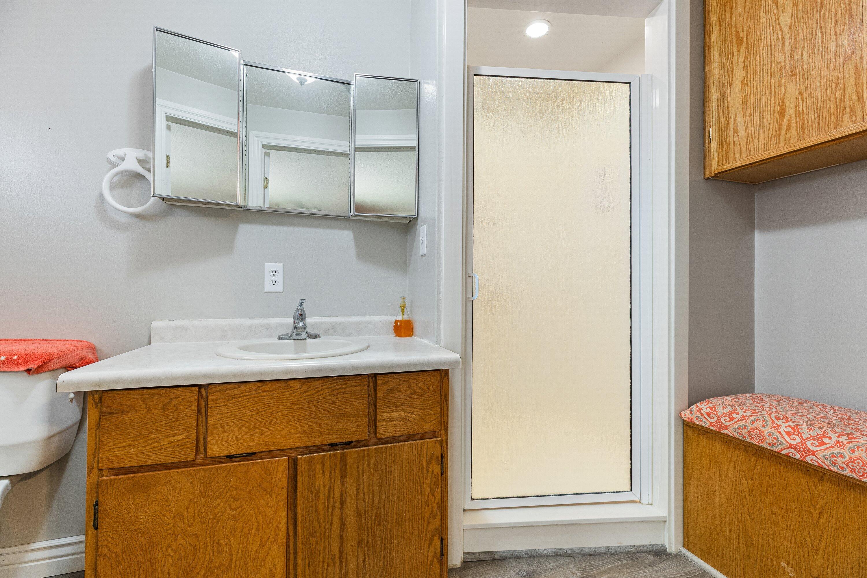 81 South Center Street Enterprise, UT 84725 - Photo 13 of 35 Full Bathroom