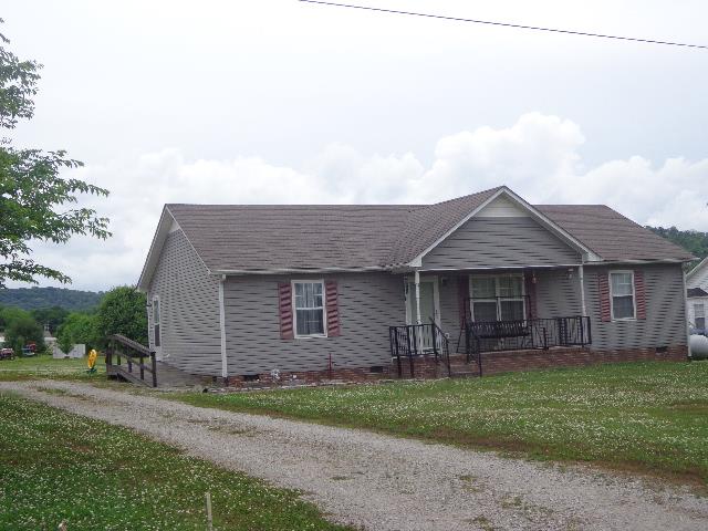 3 bed/2 bath with hardwood, carpet, and tile.