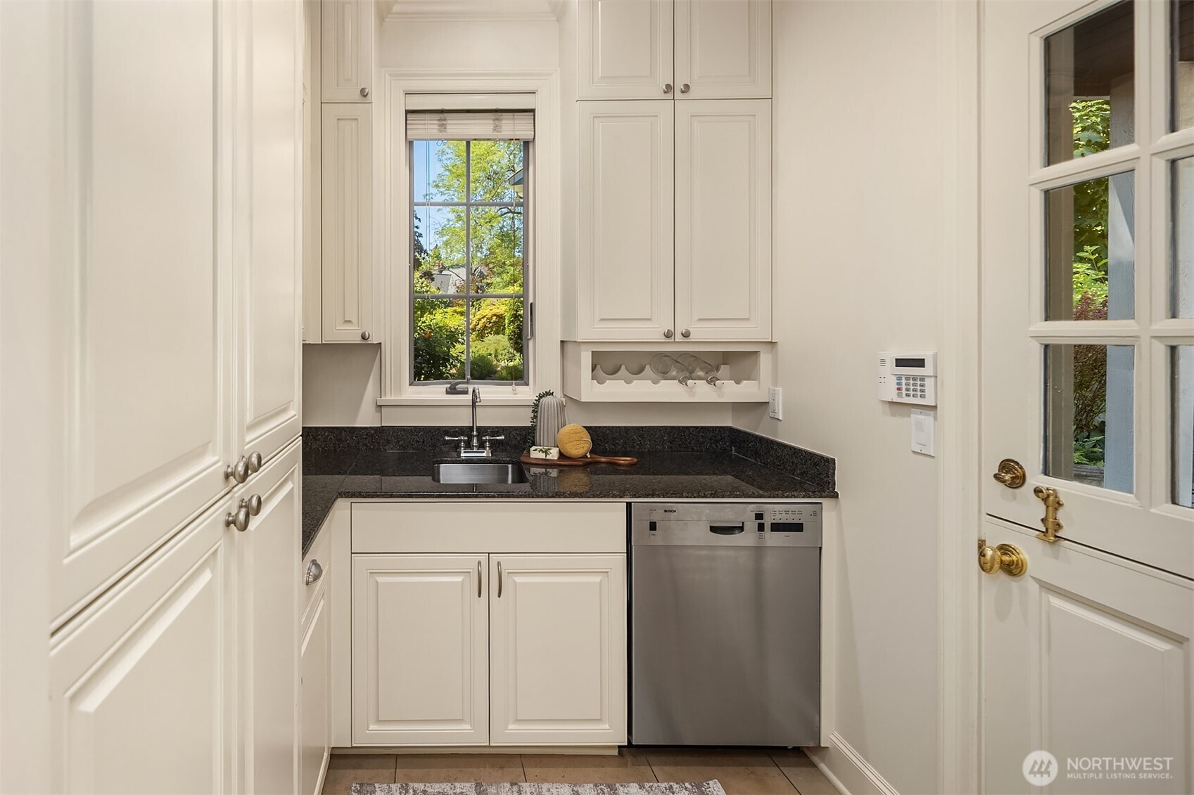 5506 Northeast Penrith Road Seattle, WA 98105 - Photo 13 of 40