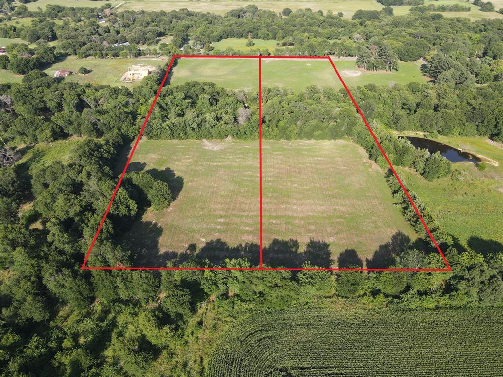 a view of a back yard