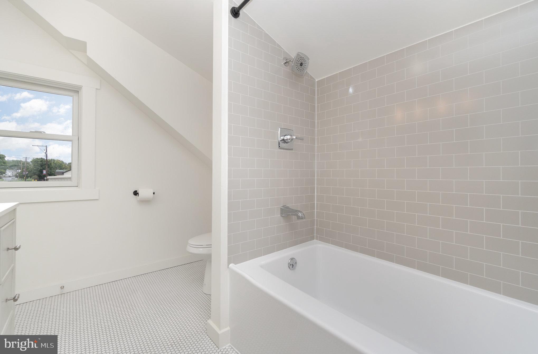 699 North Front Street Liverpool, PA 17045 - Photo 26 of 44 a bathroom with a bathtub