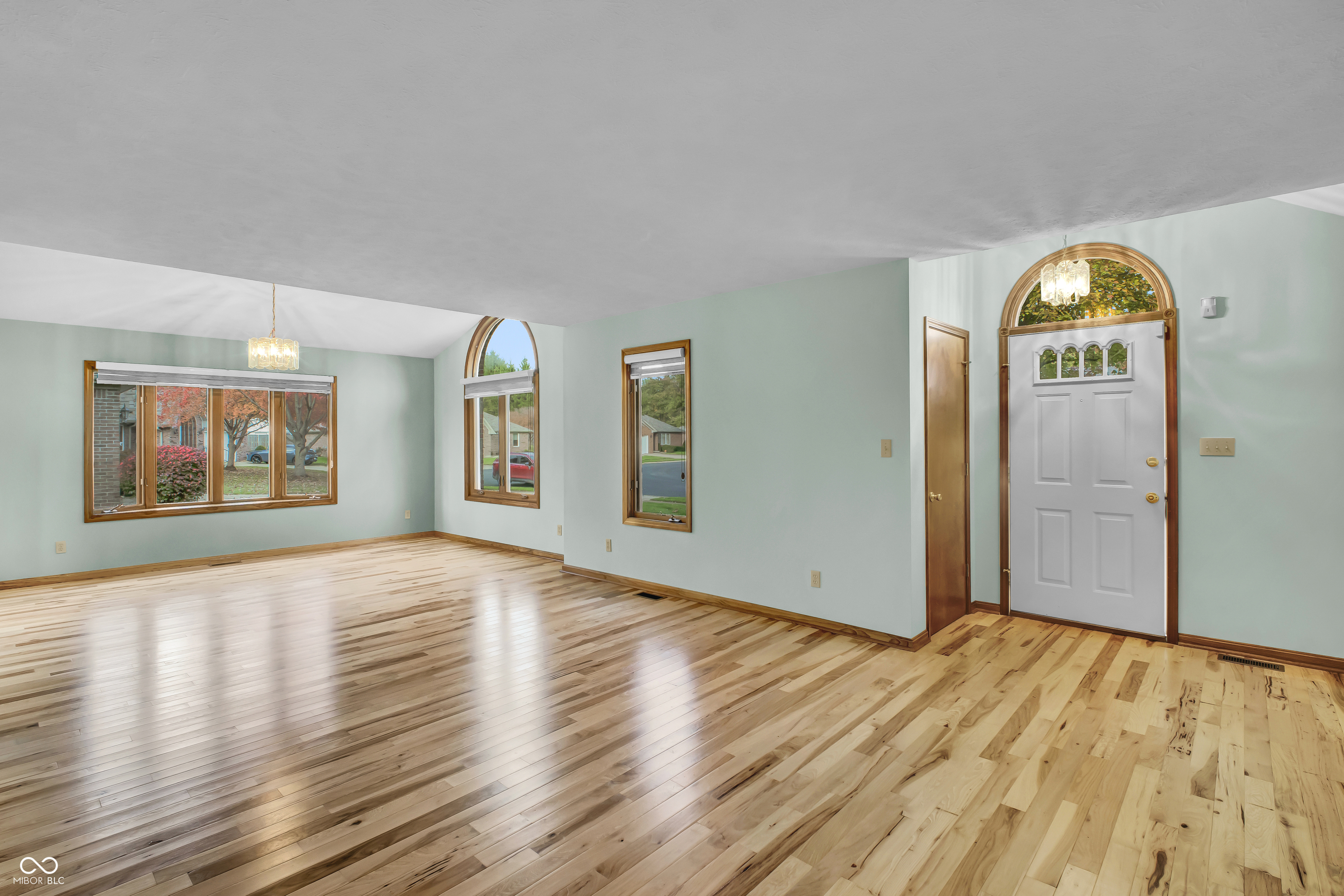 3200 Thomas Trace Columbus, IN 47203 - Photo 2 of 32