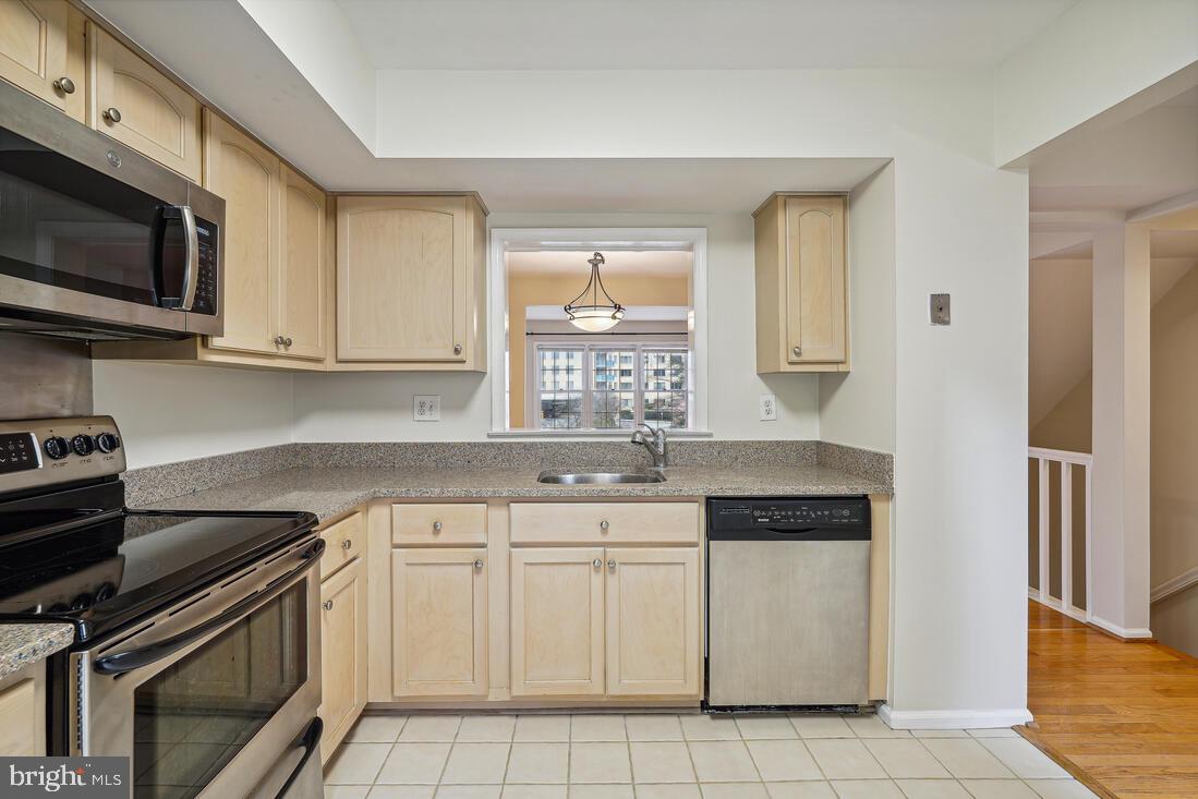 5407 Grove Ridge Way, Unit 98 Rockville, MD 20852 - Photo 9 of 27 Kitchen
