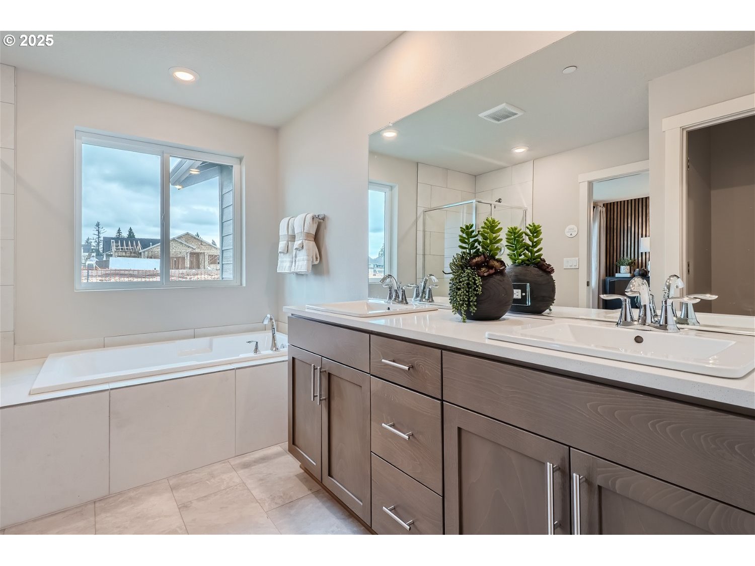 2600 South 6th Way Ridgefield, WA 98642 - Photo 13 of 33 a bathroom with a tub a sink and mirror