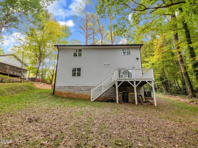 a view of a house with backyard