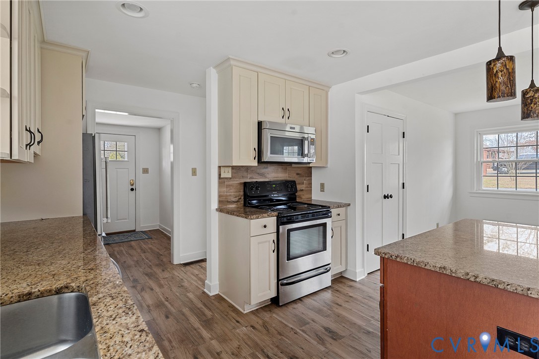 15141 Brown Pleasants Road Montpelier, VA 23192 - Photo 10 of 46 Kitchen with appliances with stainless steel finis
