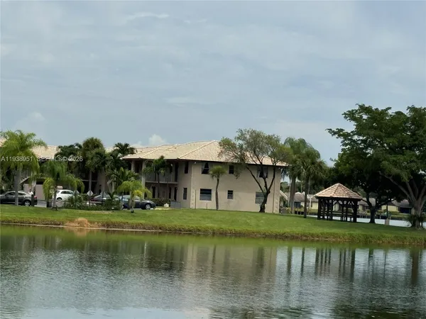 $199,900 | 5580 Lakeside Drive, Unit 205, Margate, FL 33063