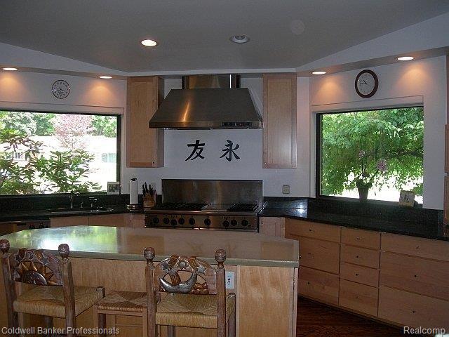4595 Pickering Road Bloomfield Hills, MI 48301 - Photo 2 of 24 High End Island Kitchen
