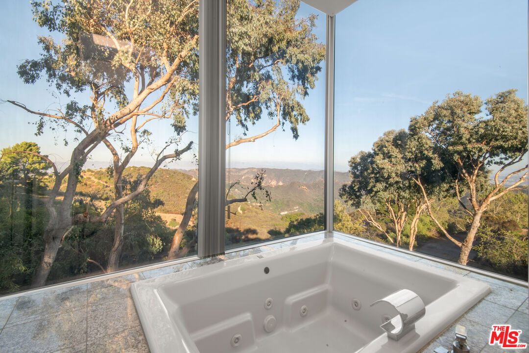 21839 Saddle Peak Road Topanga, CA 90290 - Photo 28 of 72 a view of a bathtub in a balcony