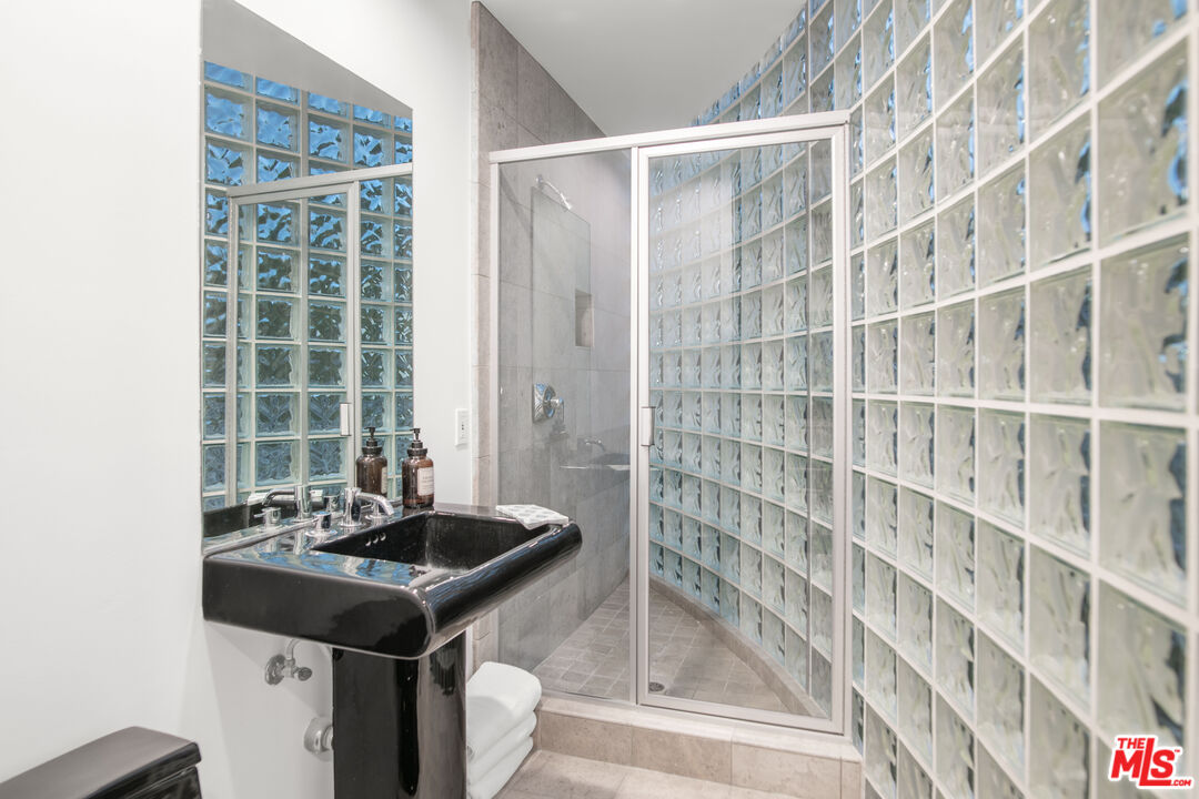 21839 Saddle Peak Road Topanga, CA 90290 - Photo 35 of 72 a kitchen with a sink and a mirror
