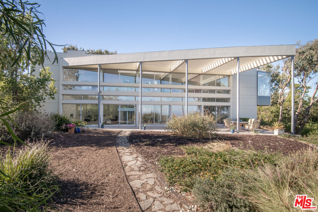 21839 Saddle Peak Road Topanga, CA 90290 - Photo 59 of 72 a view of a building with a yard