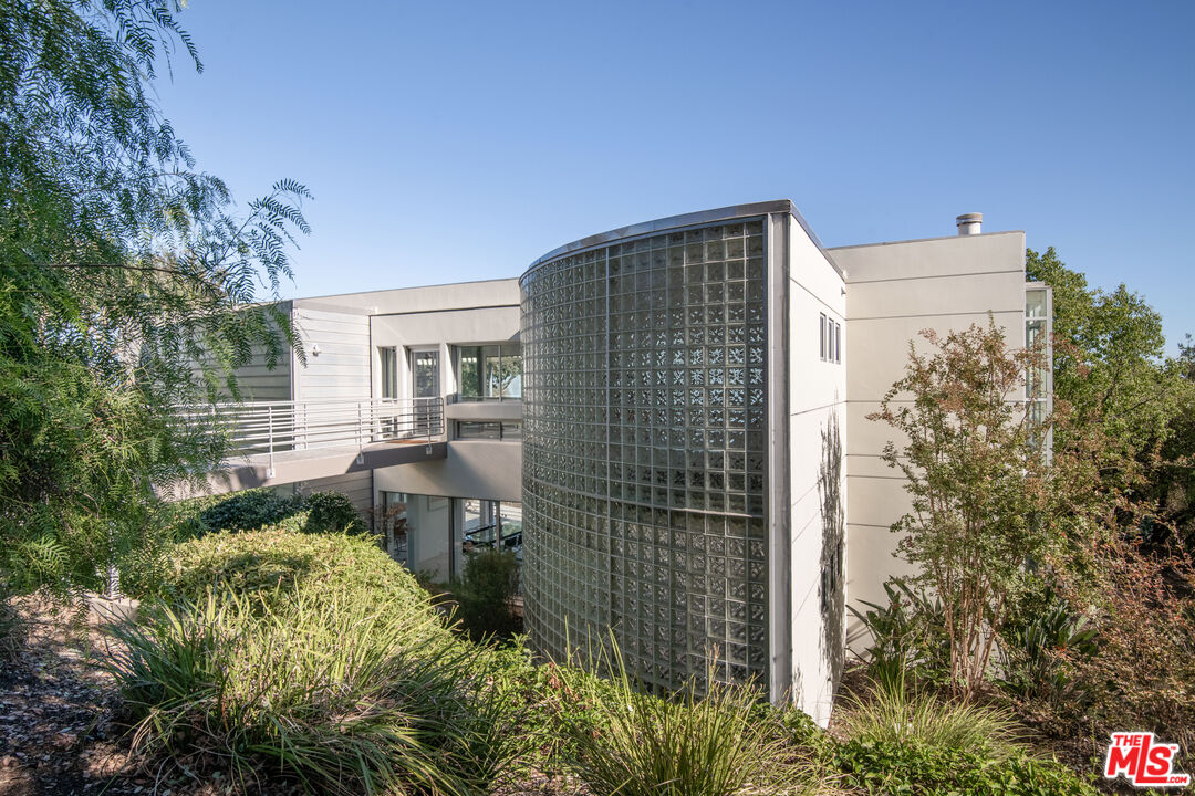 21839 Saddle Peak Road Topanga, CA 90290 - Photo 61 of 72 a backyard of a building with large trees and plants