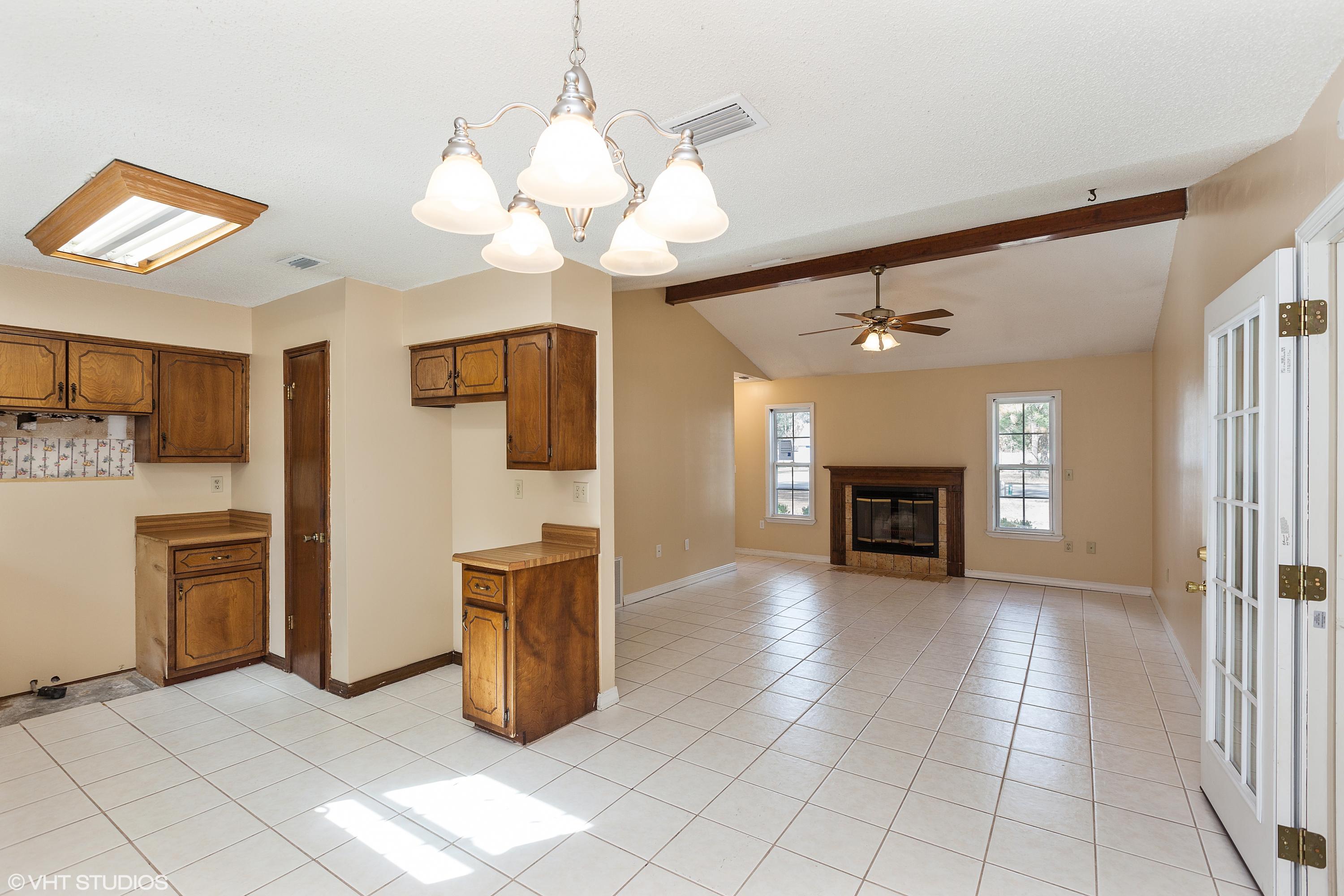 337 John King Road Crestview, FL 32539 - Photo 4 of 24 05_337JOHNKINGRD_2005_HiRes
