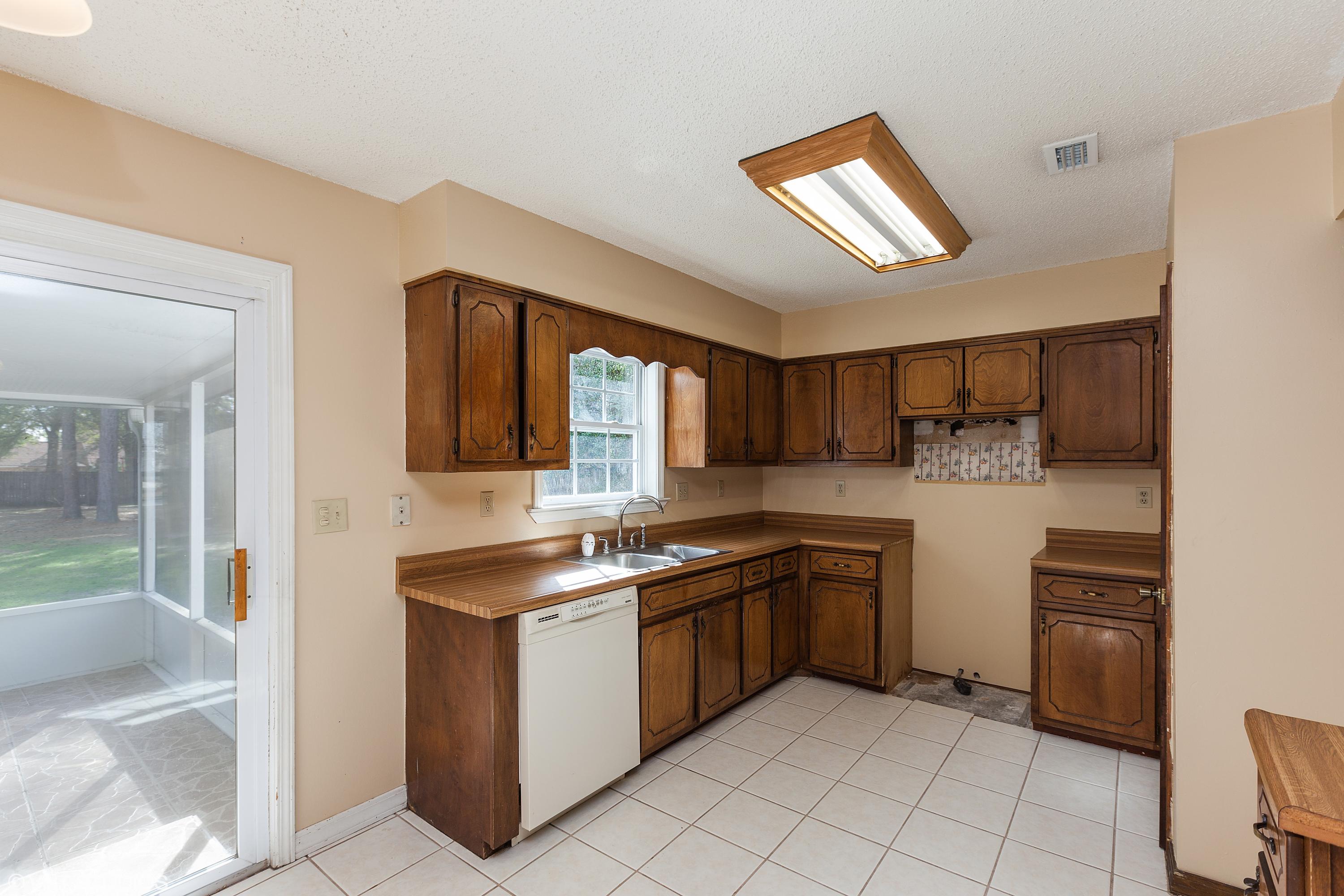 337 John King Road Crestview, FL 32539 - Photo 5 of 24 06_337JOHNKINGRD_2006_HiRes