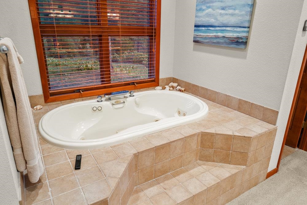 238 Clouds Rest Portola, CA 96122 - Photo 18 of 34 a bathroom with a bathtub