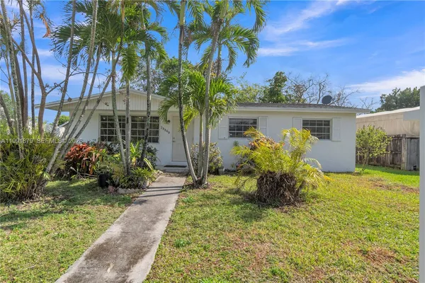 a view of a yard with a tree