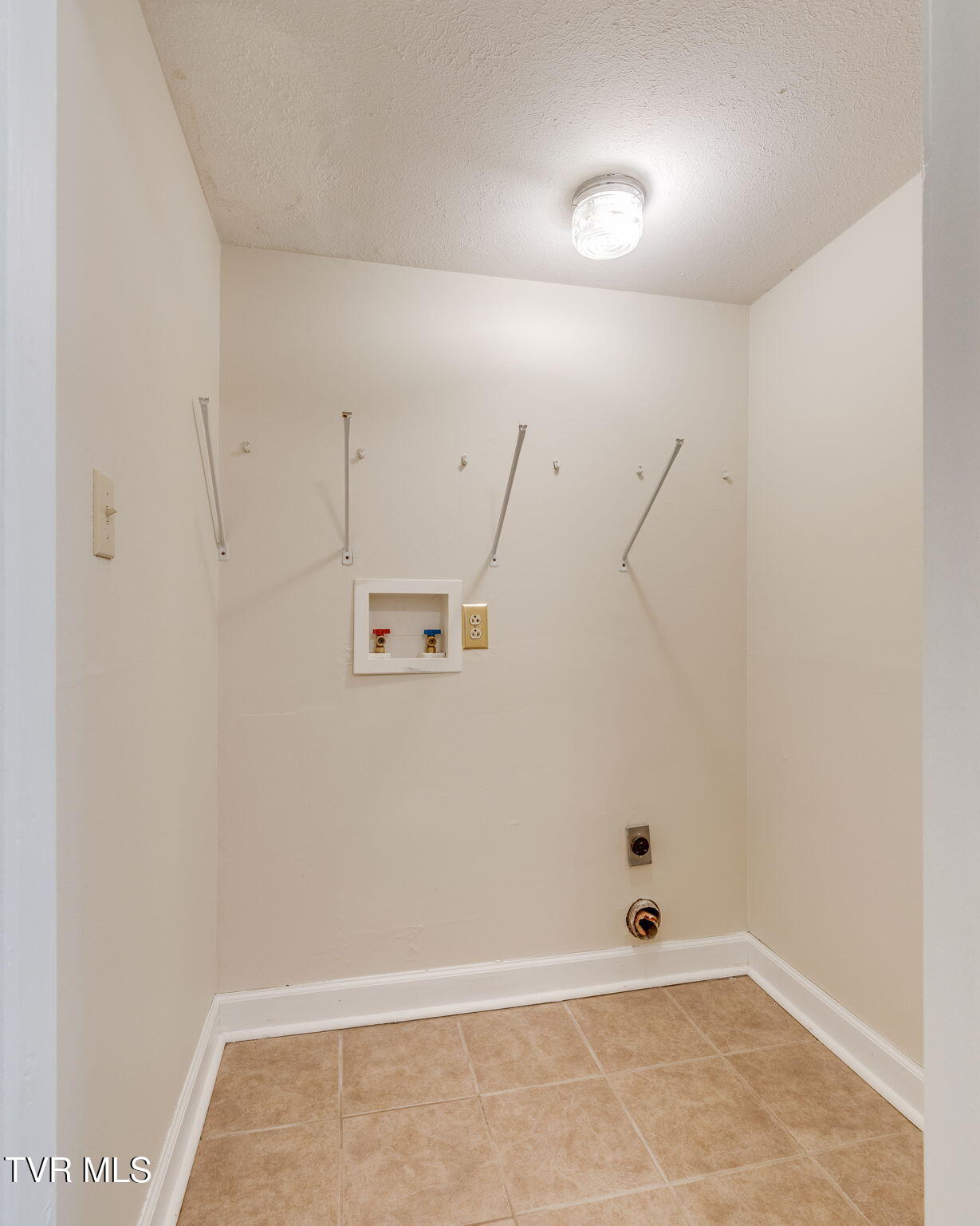 2125 Bonaire Road Kingsport, TN 37660 - Photo 29 of 49 017b-Laundry