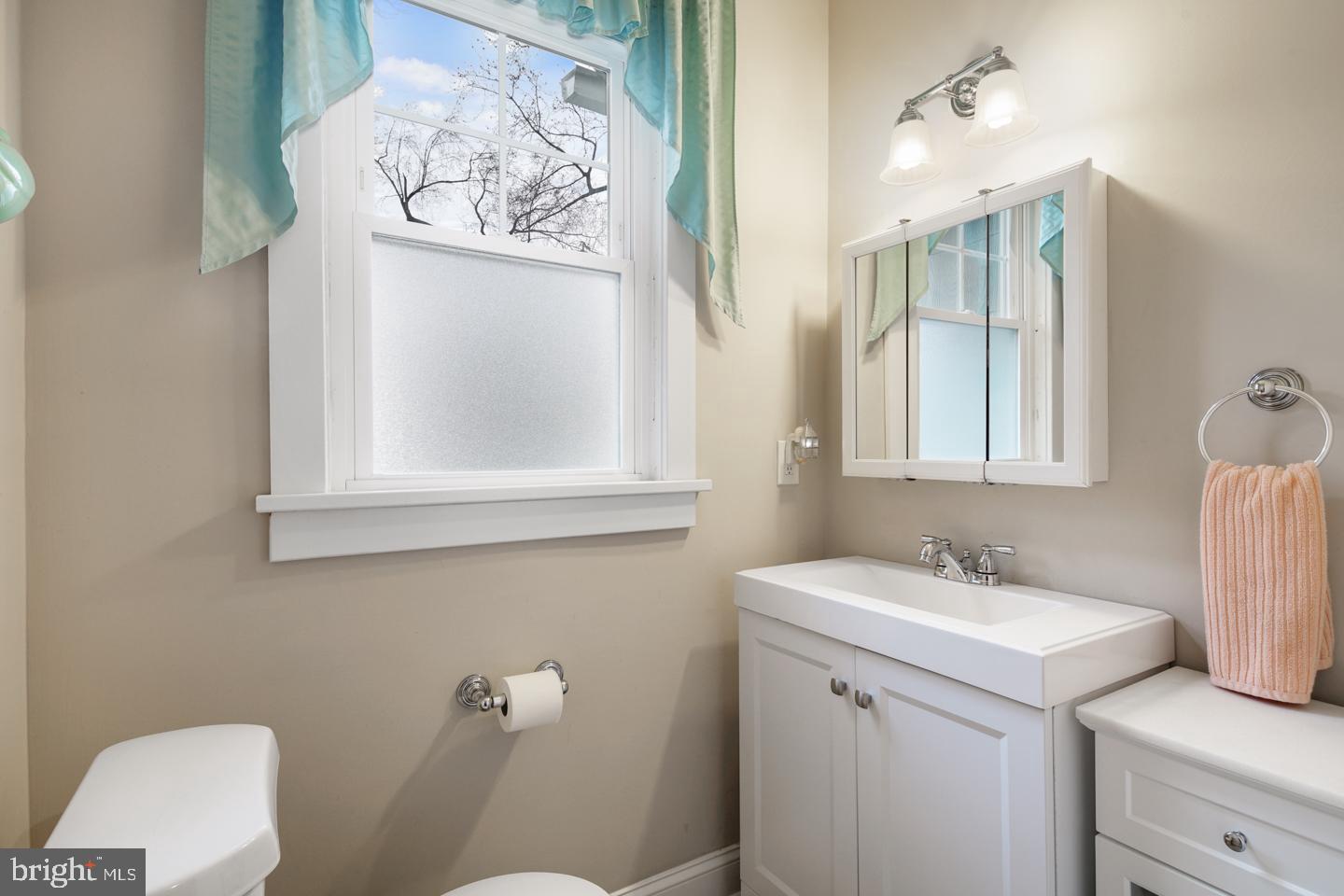 158 Lafayette Road Audubon, NJ 08106 - Photo 20 of 30 Full bath. Neutral paint tones.