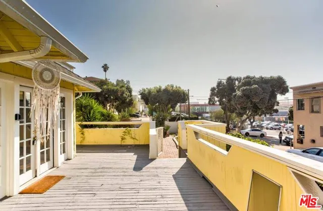 a view of a swimming pool with seating space