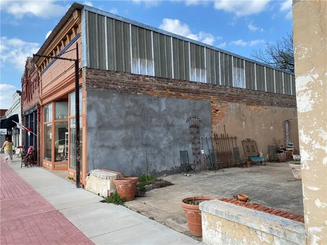 a view of a house with a backyard