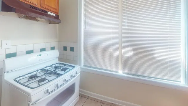 $900 | 823 West 83rd Street, Unit 2N, Chicago, IL 60620