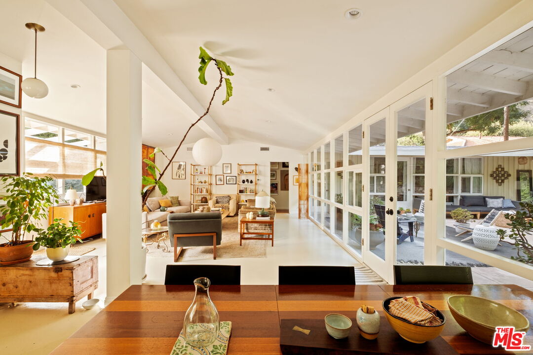 3376 Mandeville Canyon Road Los Angeles, CA 90049 - Photo 11 of 20