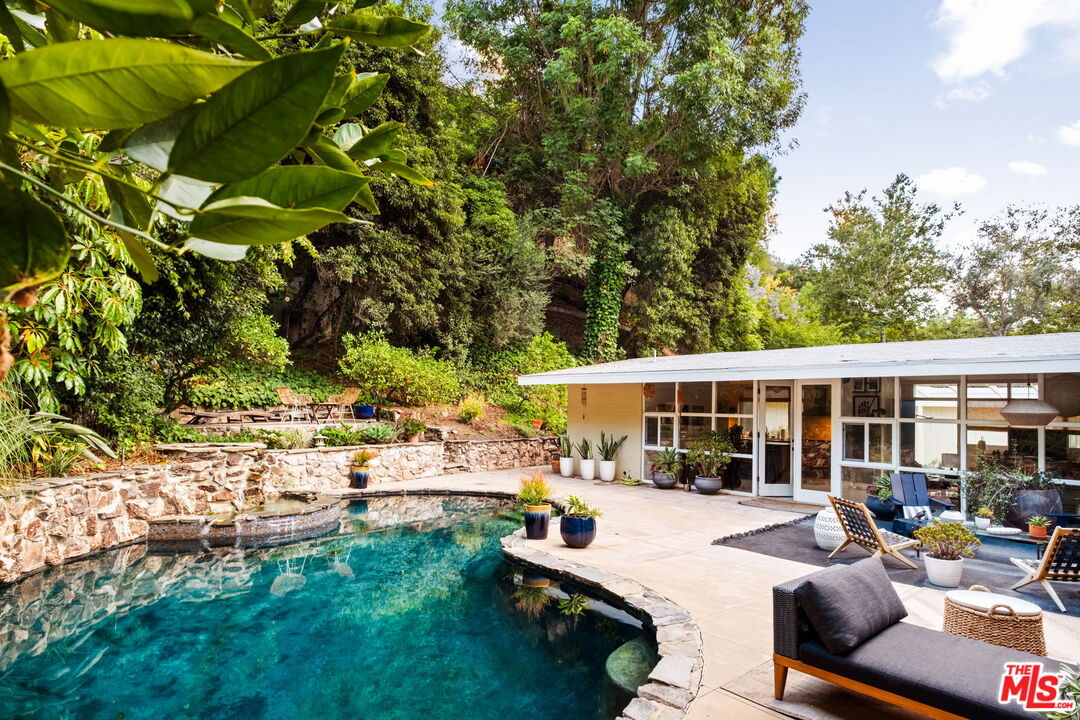 3376 Mandeville Canyon Road Los Angeles, CA 90049 - Photo 13 of 20