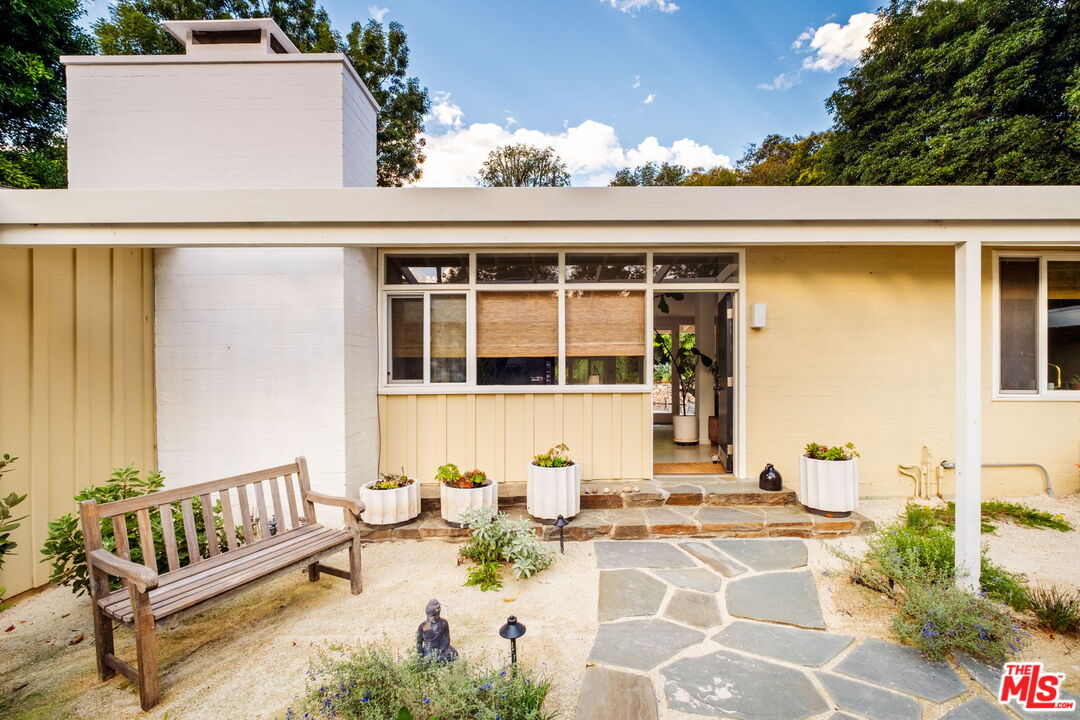 3376 Mandeville Canyon Road Los Angeles, CA 90049 - Photo 3 of 20