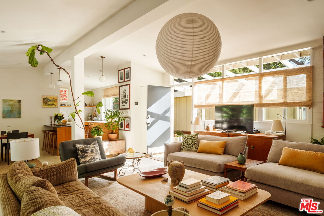 3376 Mandeville Canyon Road Los Angeles, CA 90049 - Photo 4 of 20