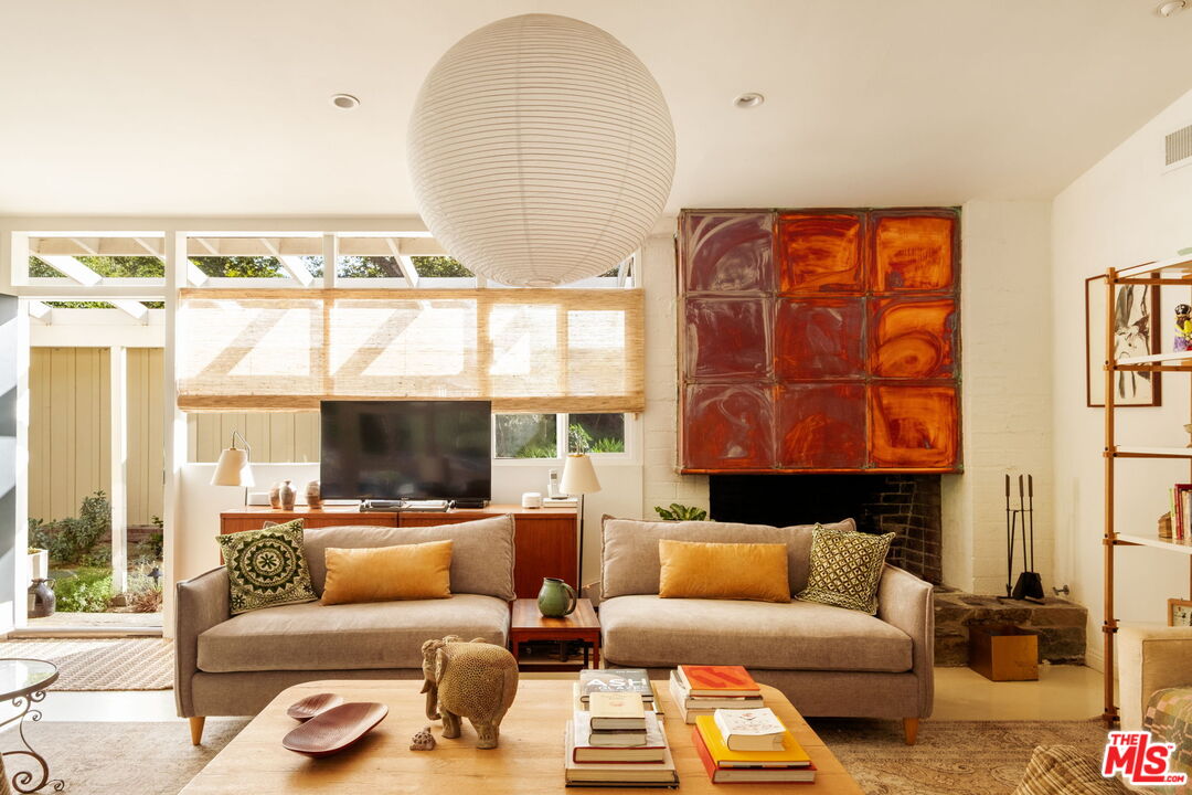 3376 Mandeville Canyon Road Los Angeles, CA 90049 - Photo 5 of 20