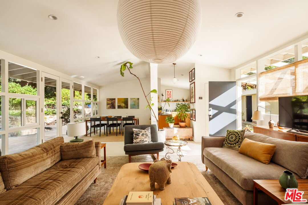 3376 Mandeville Canyon Road Los Angeles, CA 90049 - Photo 7 of 20