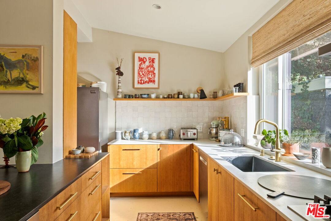 3376 Mandeville Canyon Road Los Angeles, CA 90049 - Photo 8 of 20