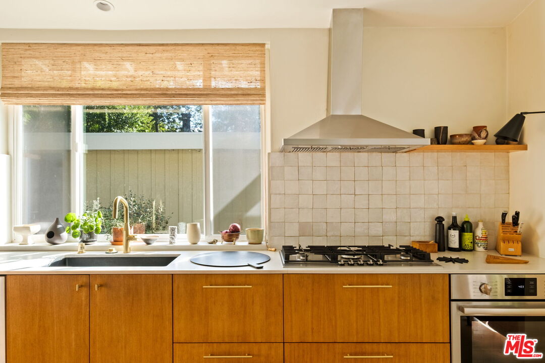 3376 Mandeville Canyon Road Los Angeles, CA 90049 - Photo 9 of 20