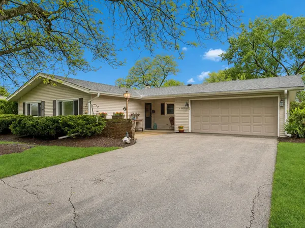 $325,800 | 4 South Cypress Lane, North Aurora, IL 60542