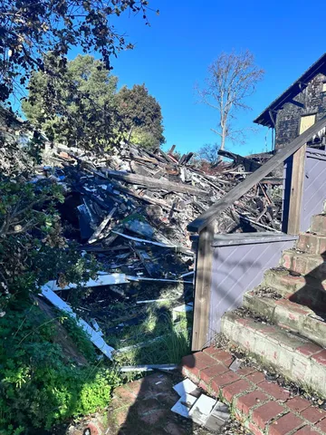 a view of a backyard