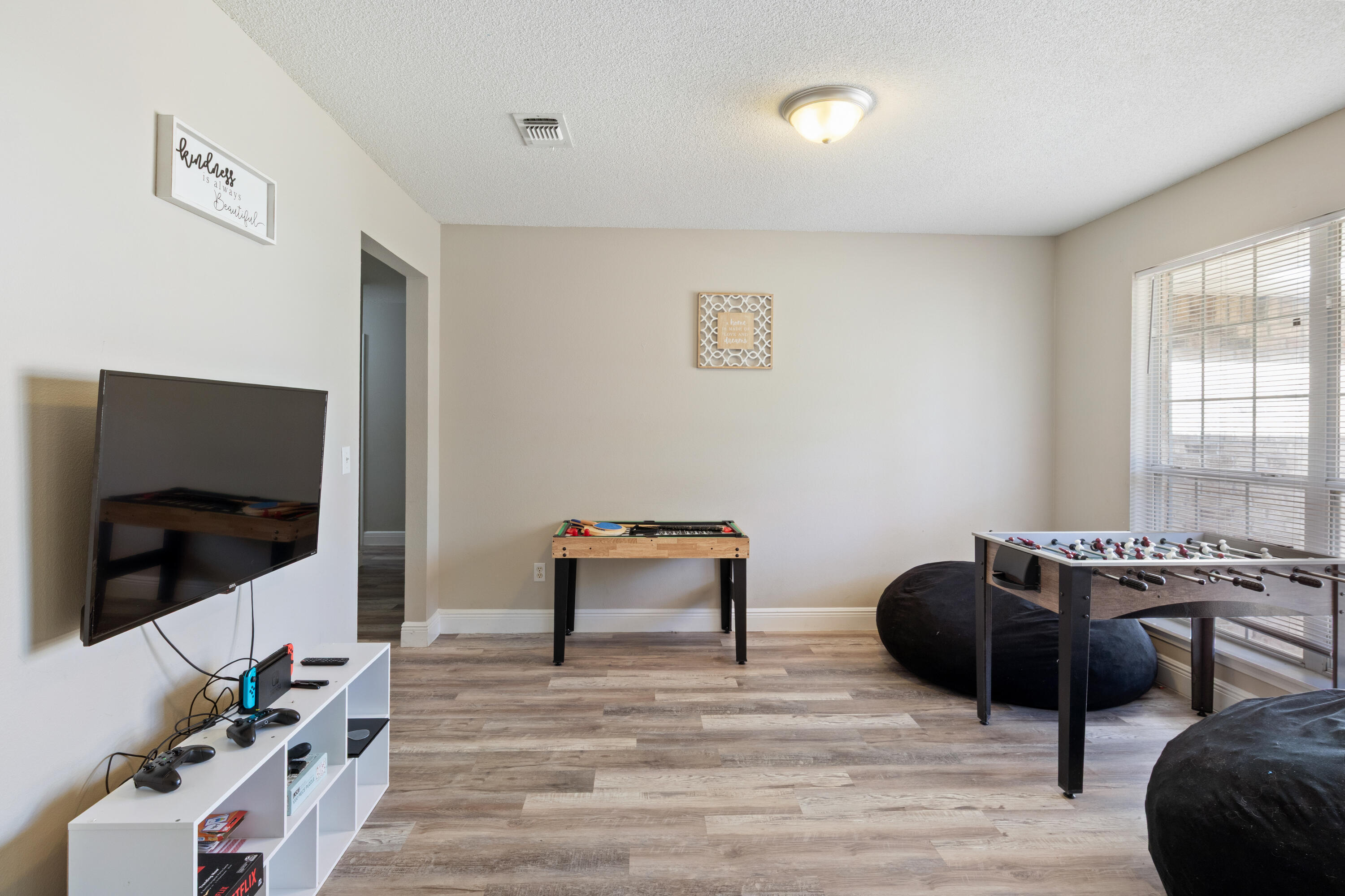 2005 Cardinal Lane Navarre, FL 32566 - Photo 5 of 37 a room with furniture and a flat screen tv