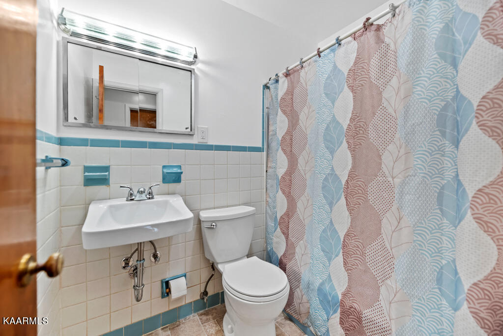 504 Robertsville Road Oak Ridge, TN 37830 - Photo 17 of 20 Main Bathroom