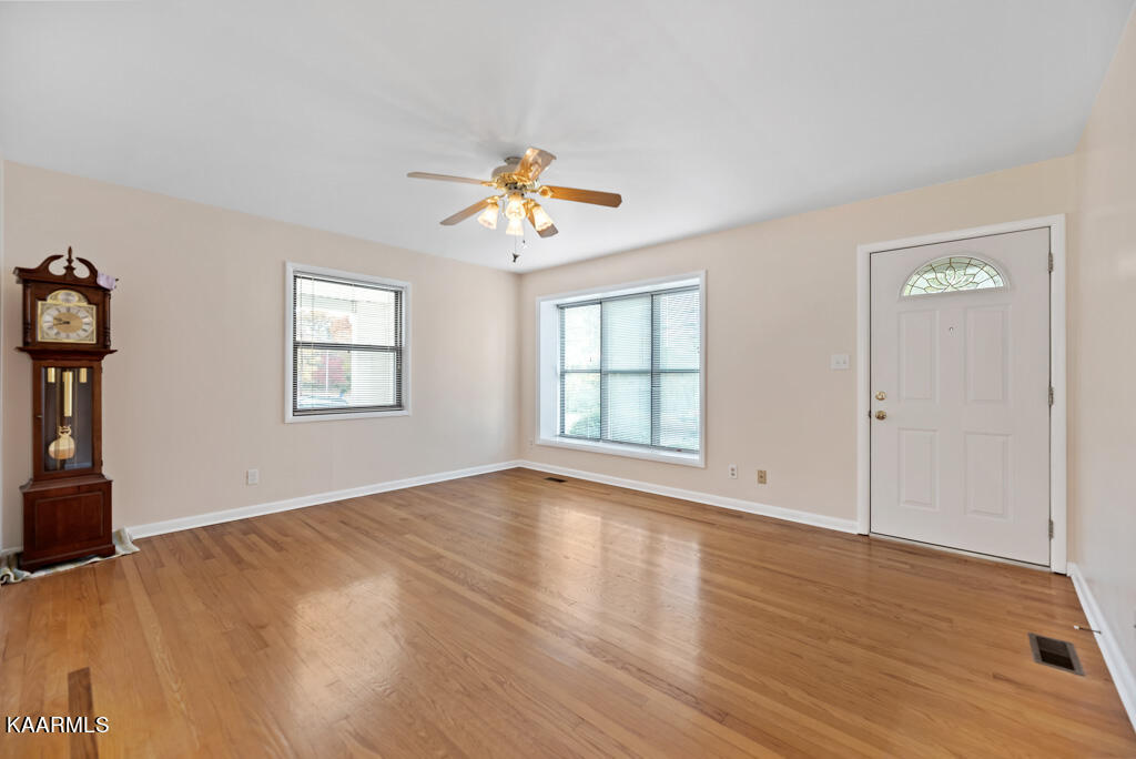504 Robertsville Road Oak Ridge, TN 37830 - Photo 4 of 20 Living Room