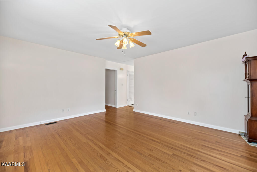 504 Robertsville Road Oak Ridge, TN 37830 - Photo 5 of 20 Living Room View 2