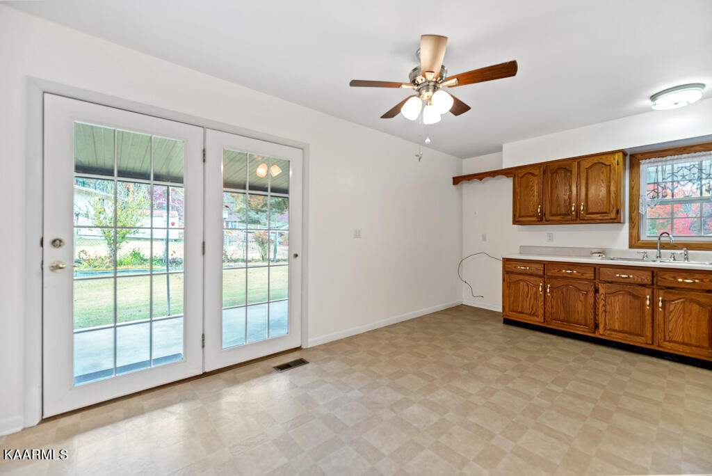 504 Robertsville Road Oak Ridge, TN 37830 - Photo 8 of 20 Access to Porch