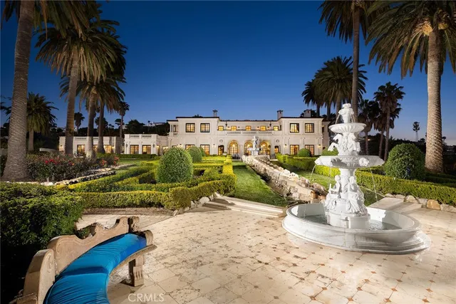 a view of a houses with a yard