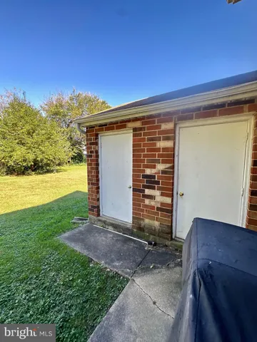 a view of a house with backyard and yard